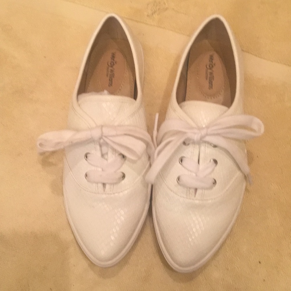 New Wendy Williams with tennis shoes